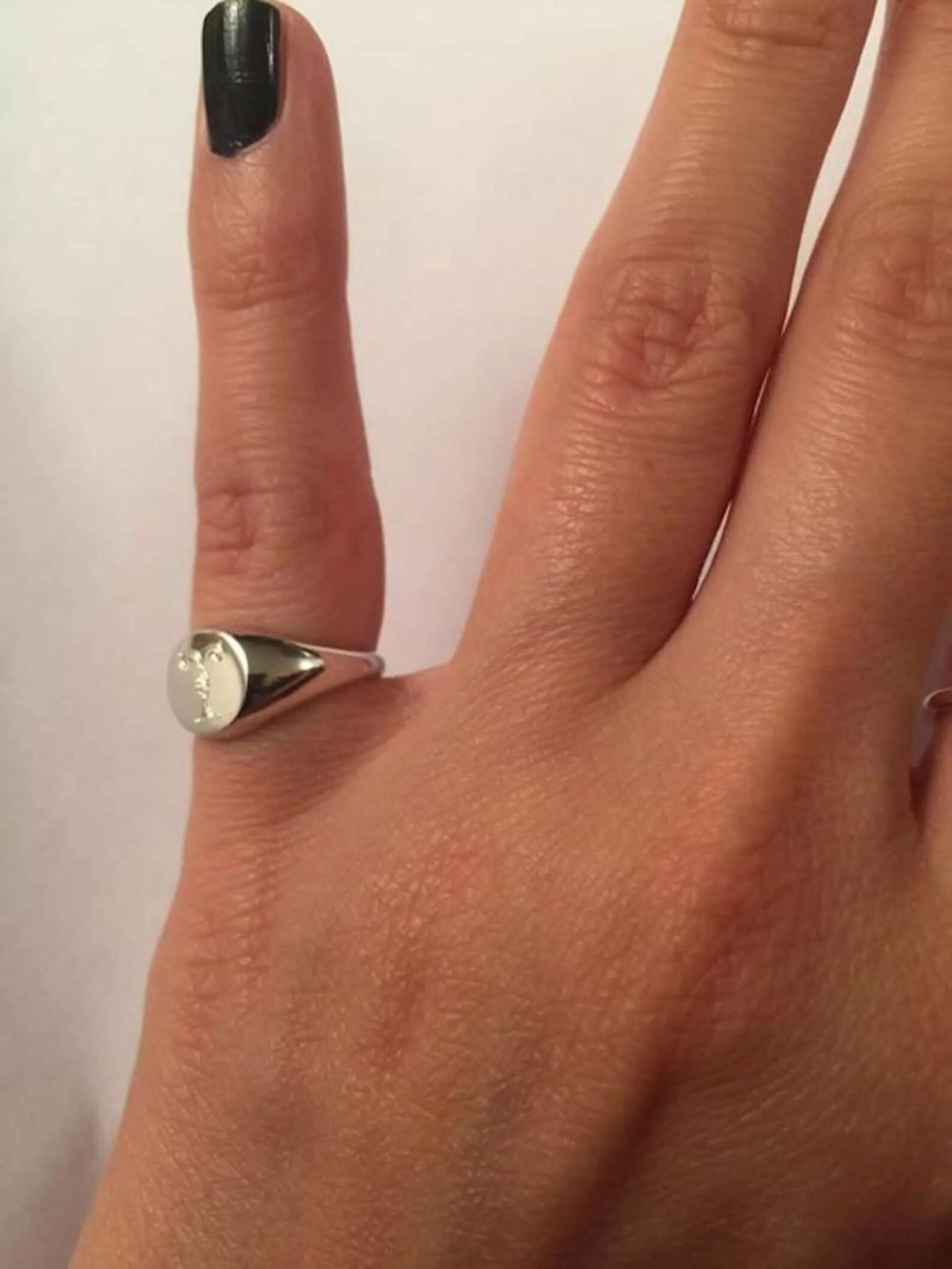 Кольцо на мизинец женское серебро санлайт. Золотое кольцо на мезинец. Мизинец женский. Кольца на указательный палец женские. Женский мизинец.