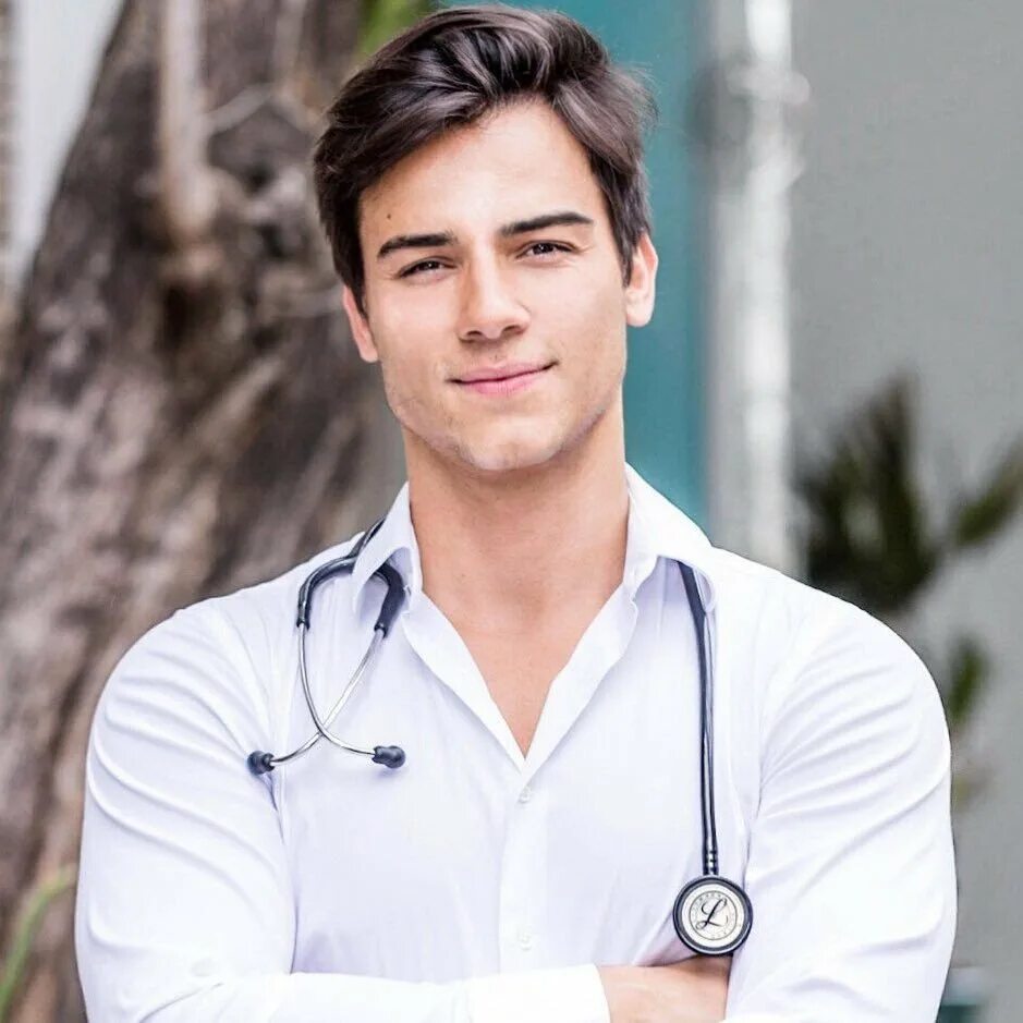 Молодой врач мужчина. Габриэль Прадо. Габриэль Прадо невролог. Габриэль Прадо молодой невролог из Бразилии. Габриэль красавчик.