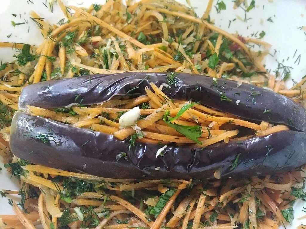 Фаршированные баклажаны морковью и чесноком зеленью. Баклажаны, фаршированные морковью, квашенные. лазерсон квашеные баклажаны. квашеные баклажаны фаршированные морковью. баклажан фаршированный квашенный.