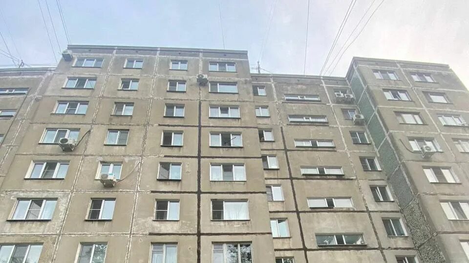 Ребенок выпал из окна твердохлебово хабаровск. Выпал из окна хабаровск. 19 этажный дом. Выпал из окна хабаровск. Окна многоэтажек.