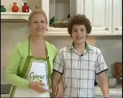 Мама готовит с сыночком димочкой