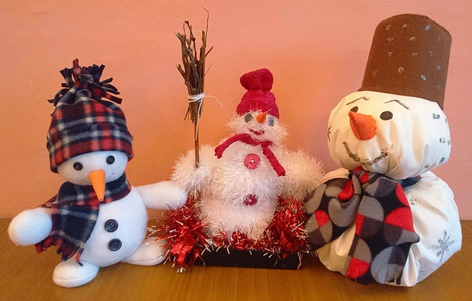 Снеговик из пенопластовых шаров. Снеговик из сизаля. Прикольный снеговик своими руками. Необычный снеговик поделка. Конкурс веселый снеговик поделка.