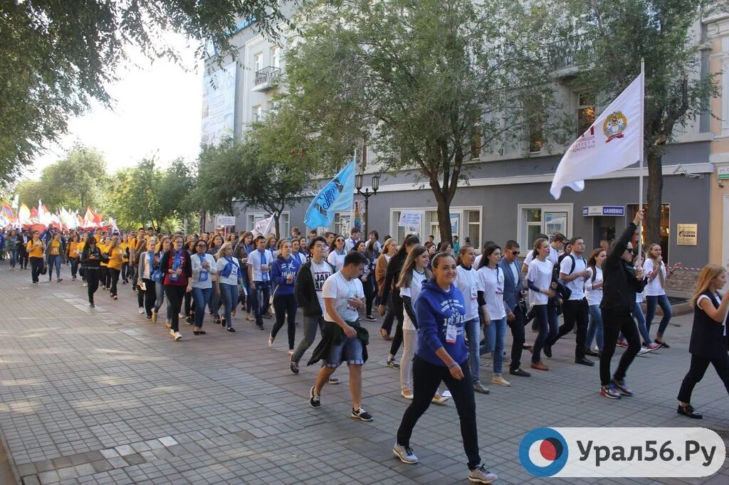 Сколько жителей в орске. Оренбург население. Житель города Оренбург. Оренбург населенность. Население города Оренбург.