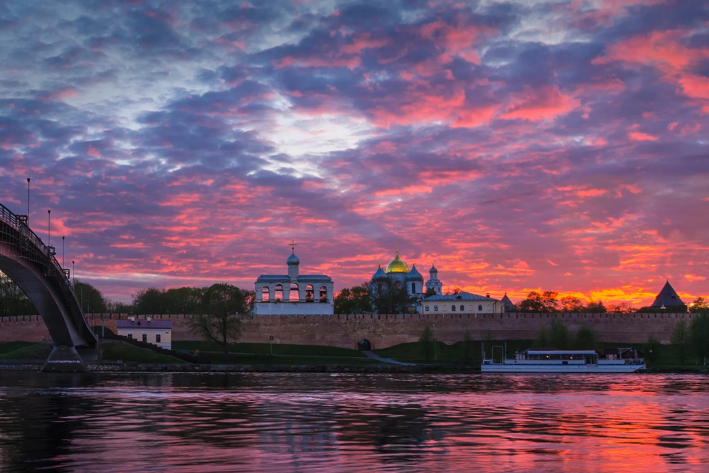 Стиком новгород. Новгородский Кремль Великий Новгород. Кремль Великий Новгород закат. Достромечательности Великого Новгорода Кремль. Великий Новгород облик города.