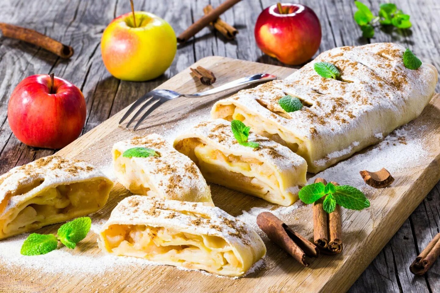 Рулет с яблоком рецепт в духовке. Яблочный штрудель (Apfelstrudel). Штрудель в Австрии. Венский штрудель Австрия. Яблочный штрудель Австрия.