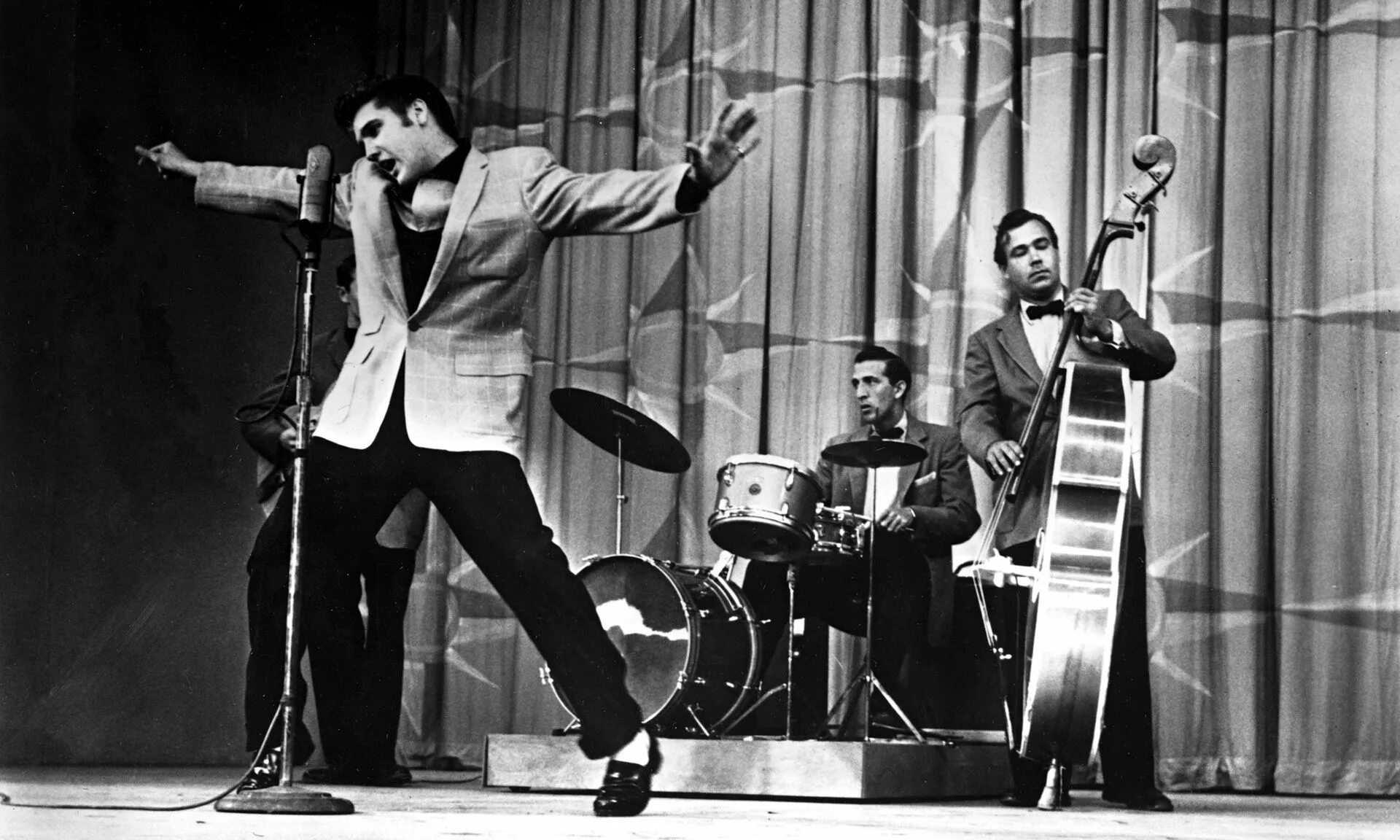 Rock and roll 2. Элвис пресли рок. элвис пресли на сцене. rock n roll элвис пресли. рок-н-ролл концерт элвис.