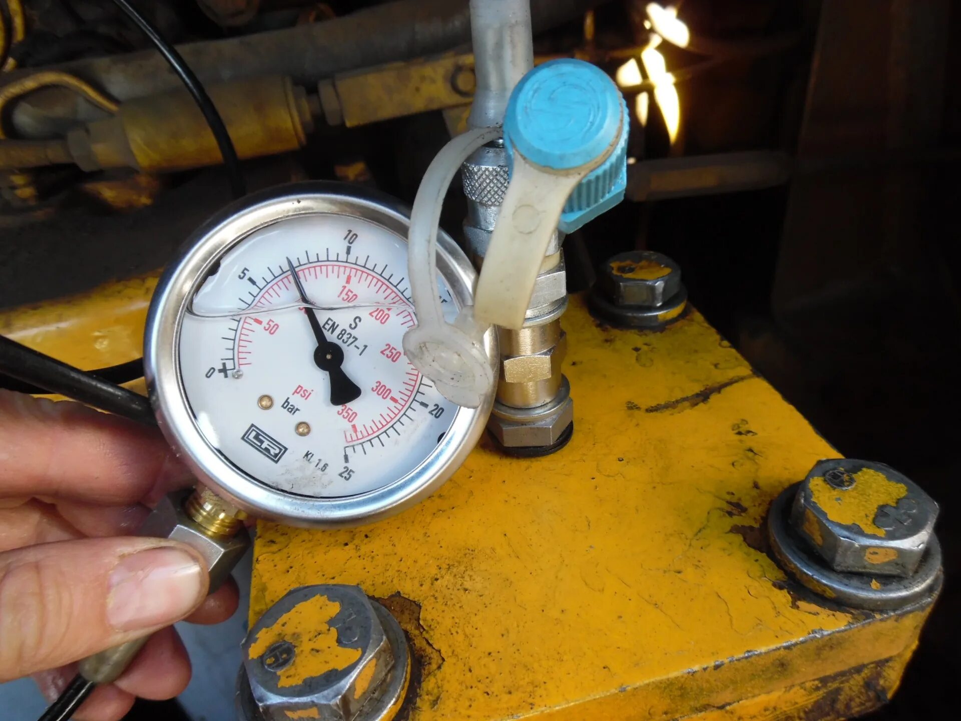 Давление масла 740 камаз евро 1. Давление нормальное камаз. Давление масла камаз 740. Механический датчик давления масла камаз 740. Давление масла камаз 740 евро 2.