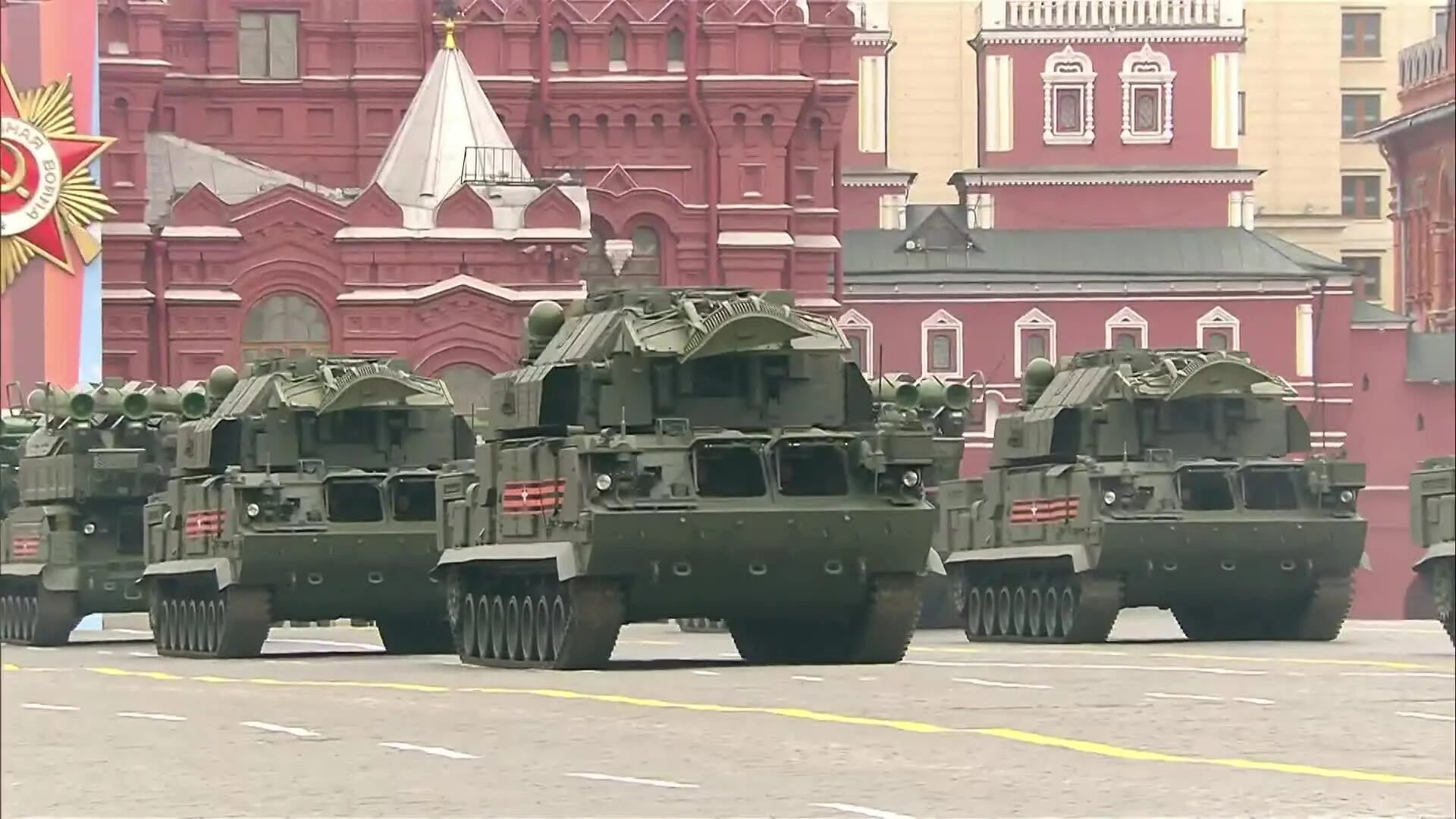 на площади красной под небом. спасская башня храм василия блаженного ночью. над площадью красной под небом кремля. салют победы над площадью красной под небом кремля. российский триколор в небе.