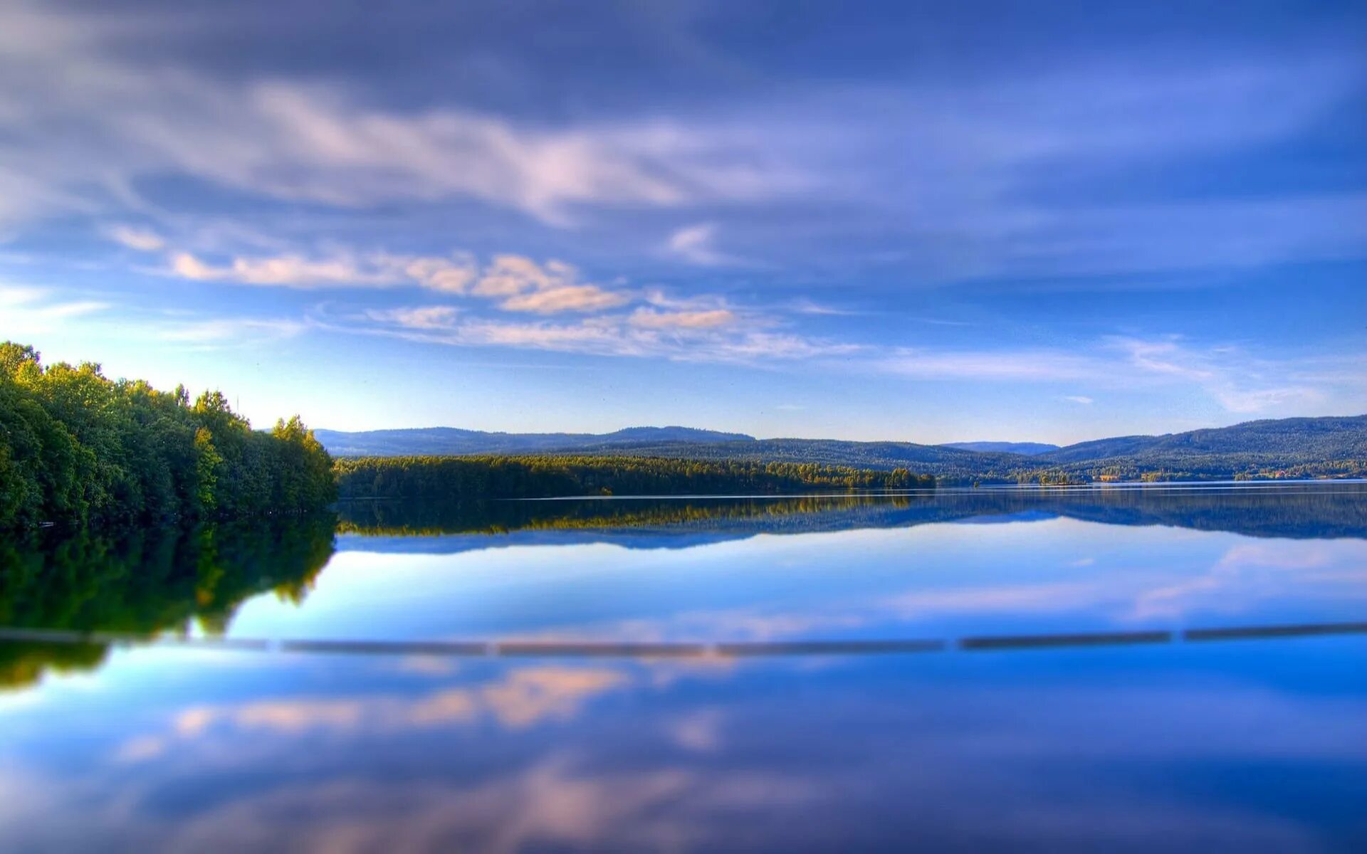 Безмятежно спокойное. Водный пейзаж. Небо лес река. Спокойный пейзаж. Пейзаж с водой.