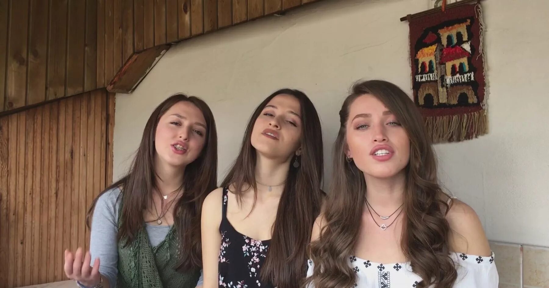 Три грузинки поют. Грузинские девушки поют. Девочка грузинка поет. 3 Грузинских девочек которые поют.