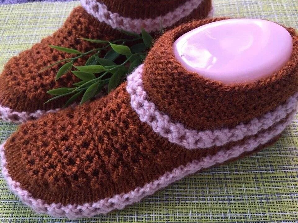 Вязаные следки. Вязаные домашние тапочки. Домашние тапочки спицами. Домашние тапочки спицами. Домашние тапочки спицами.