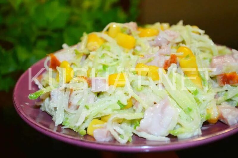 Салат с пекинской капустой и кукурузой. Пекинская капуста ветчина кукуруза. Салат капуста кукуруза ветчина. Салат из капусты ветчины и кукурузы. Салат из пекинской капусты с огурцом и помидором и кукурузой.