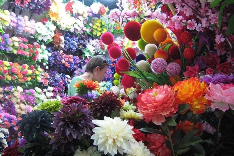 Интернет магазин искусственных цветов оптом. Горячеводск оптовый рынок искусственные цветы. Садовод павильон цветы. Павильон искусственных цветов. Витрина для искусственных цветов.