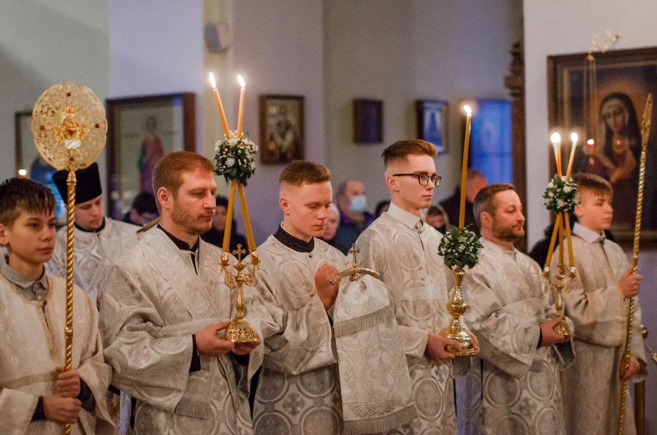 Рождественский сочельник служба в церкви. Елоховский собор рождественская служба. Как пишется архиерейская служба. Литургия в рождественский сочельник. Рождественский сочельник богослужение.