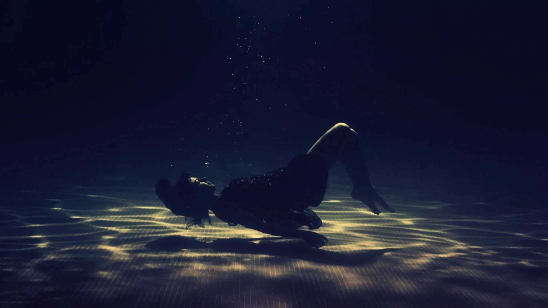 Девушка тонет. Девушка под водой. Тонущий человек. Девушка тонет в воде. Тень под водою песня