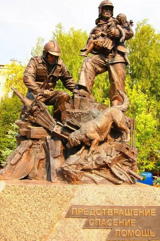 Памятники пожарной охраны курганской области. Памятник спасателям. Памятник пожарному. Памятник пожарным в Америке. Памятник спасателям и пожарным на Кременчугской.