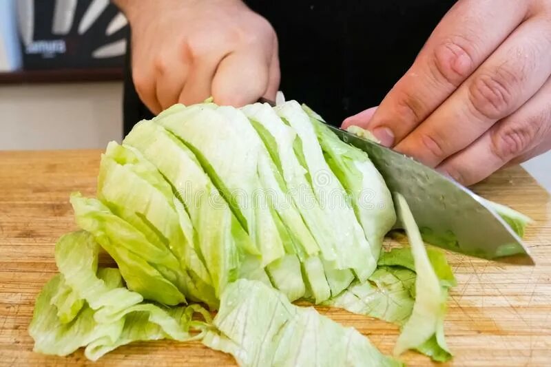 Девушка режет зелень. Повар режет капусту. Шпржи - повар режет капусту. Шинковать капусту. Повар режет зелень.