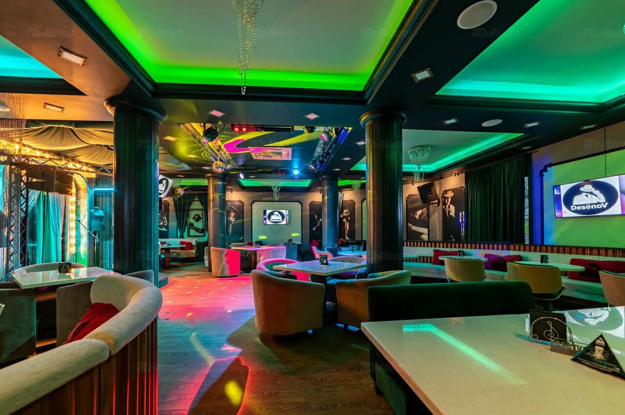 люди в баре. караоке клуб кристалл. 2 меню. кристалл братск караоке. десенов караоке бар 8 июля фото.