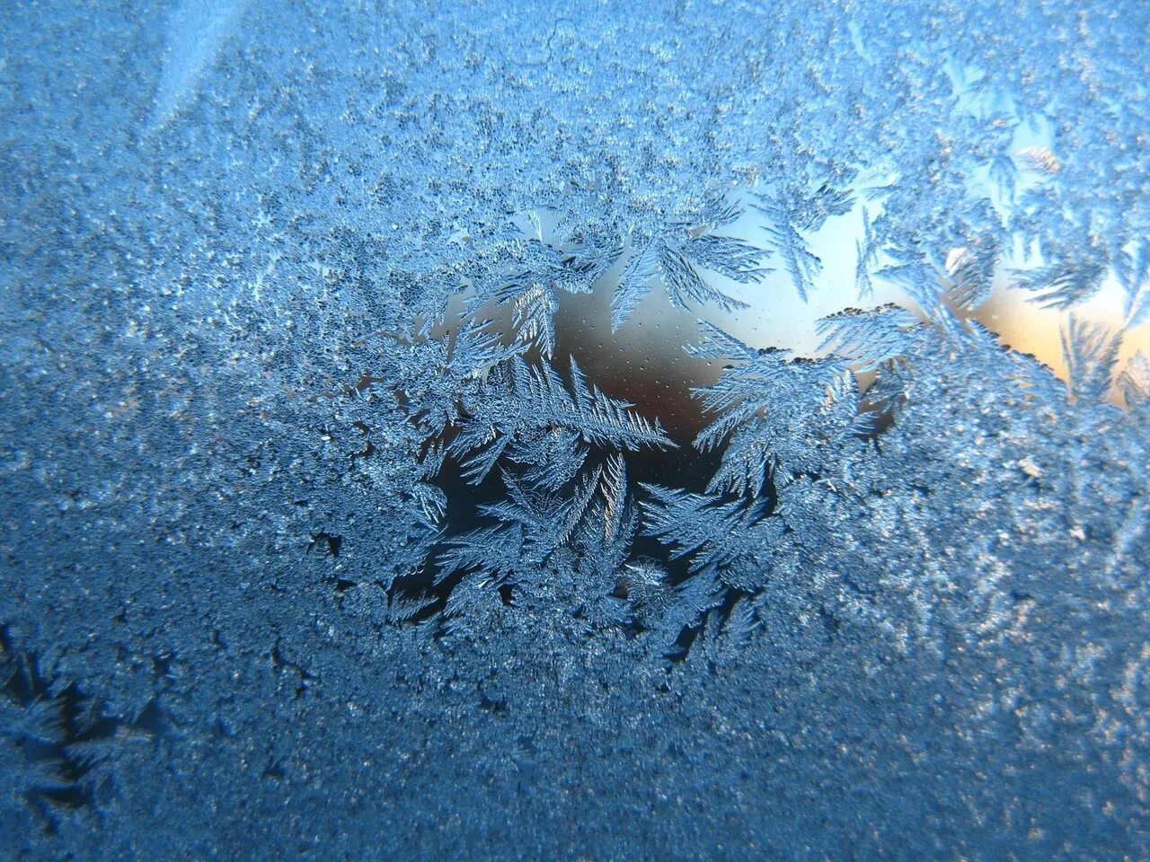 Замерзнет растает замерзнет растает. Замерзшее стекло. Иней на стекле. Иней на окне. Ледяные узоры на стекле.