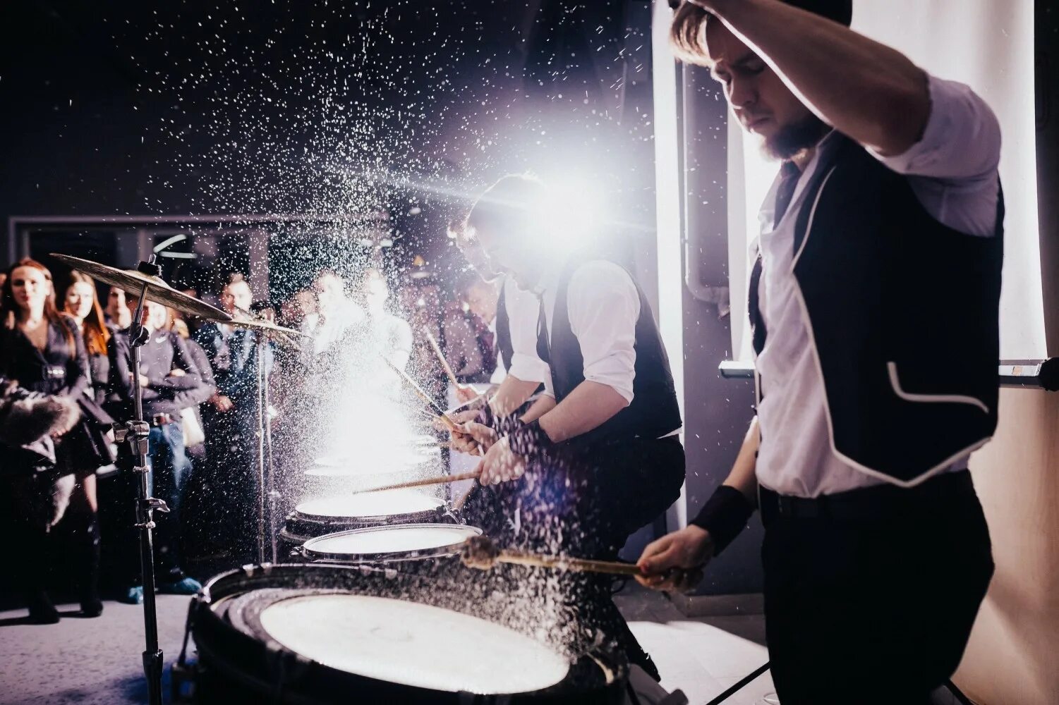 Шоу барабанщиков vasiliev groove. Васильев грув шоу барабанщиков. Шоу барабанщиков vasiliev groove. Выступление барабанщиков. Барабанное шоу купера.