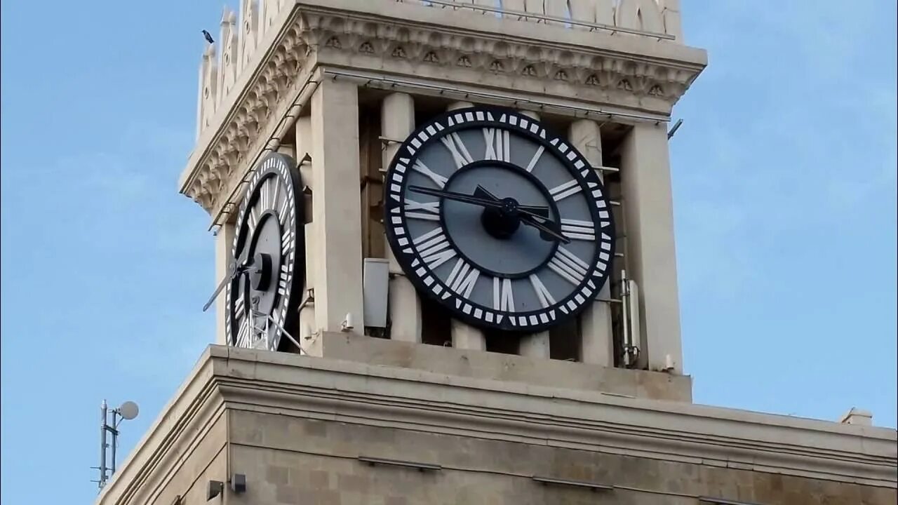 Баку часы время. Часовая башня баку. Монтино баку. Ичери-шехер стены. Башня с часами бульвар около сахиля баку.