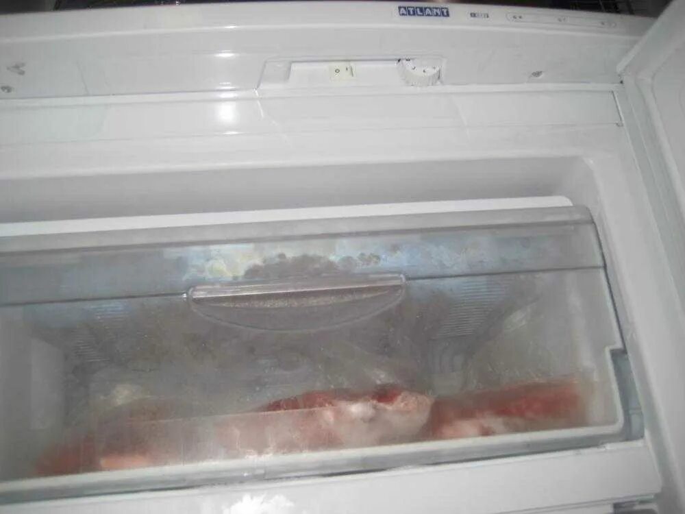 Морозит морозилка холодильника индезит. Холодильник самсунг с верхней морозильной камерой ноу Фрост. Морозильные камеры Атлант 170 ноу Фрост. Холодильная камера самсунг ноу Фрост. Холодильник Индезит морозилка намерзает лед.