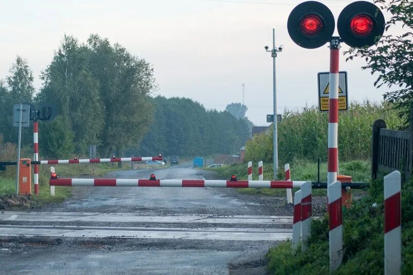 Шлагбаум жд переезда. Шлагбаум переездной. шлагбаум железнодорожный. жд шлагбаум. железнодорожный переезд со шлагбаумом.
