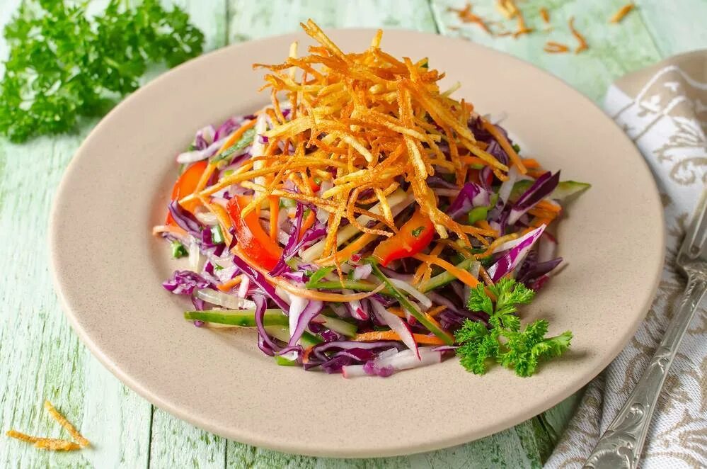 Салат с жареной картошкой сверху. Салат с жареным картофелем. салат с картофельной соломкой. салат с жареной картошкой. салат с жареной картошкой соломкой.