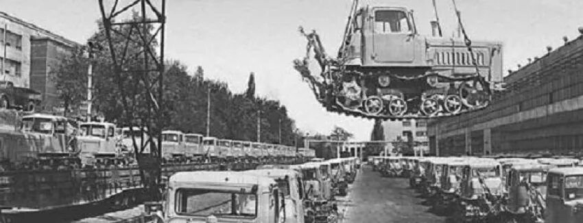 Машину тракторный завод. Волгоградский тракторный завод в 1930. довоенный сталинград тракторный завод. сталинградский тракторный завод 1926 год.