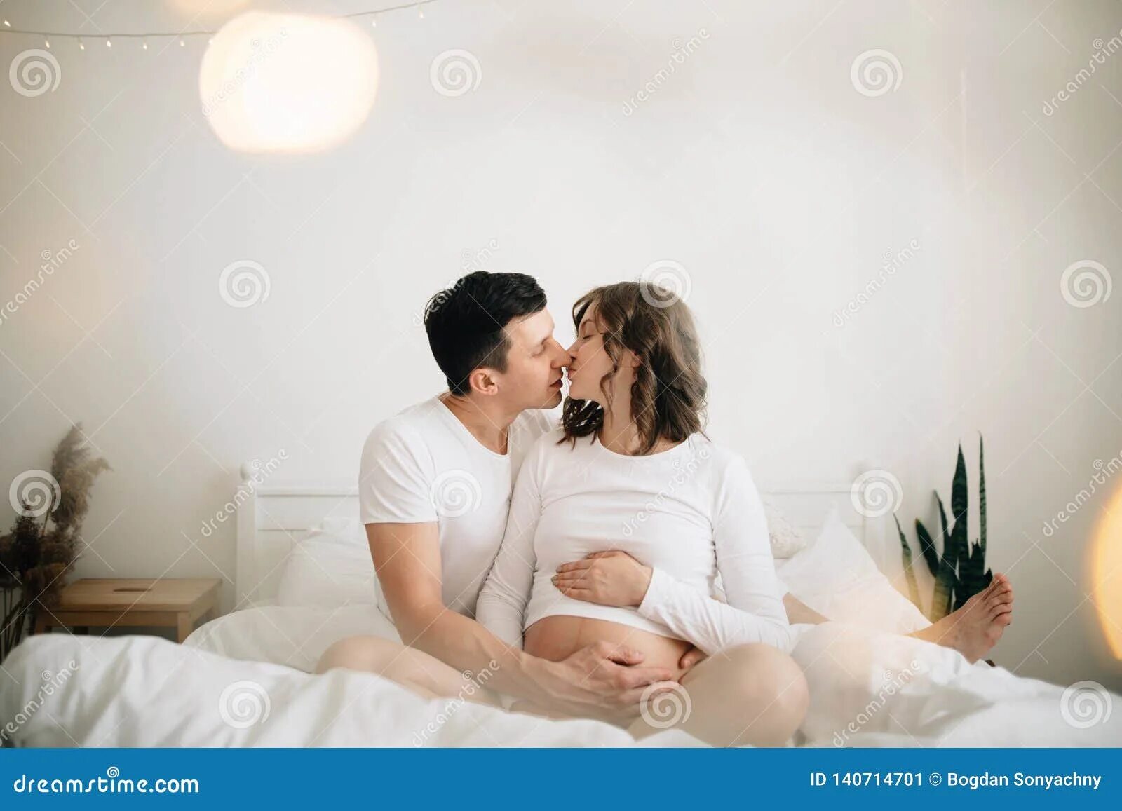 Фотосессия пары беременность 2023. Вечер в обнимку с женой беременной. Муж обнимает беременную жену в постели. Любовь муж и жена беременна. Помогла паре забеременеть