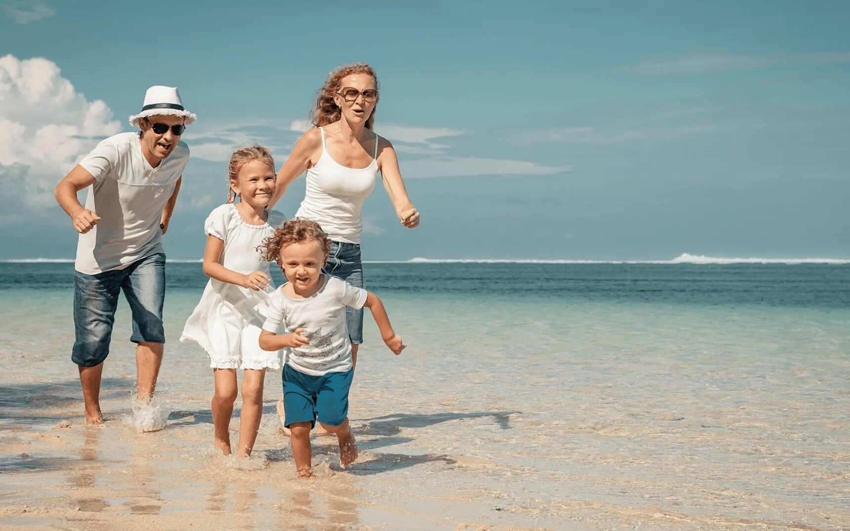 Family holiday перевод. Путешествие с семьей. Семья на море. Семья на отдыхе. Семейные путешествия с детьми.