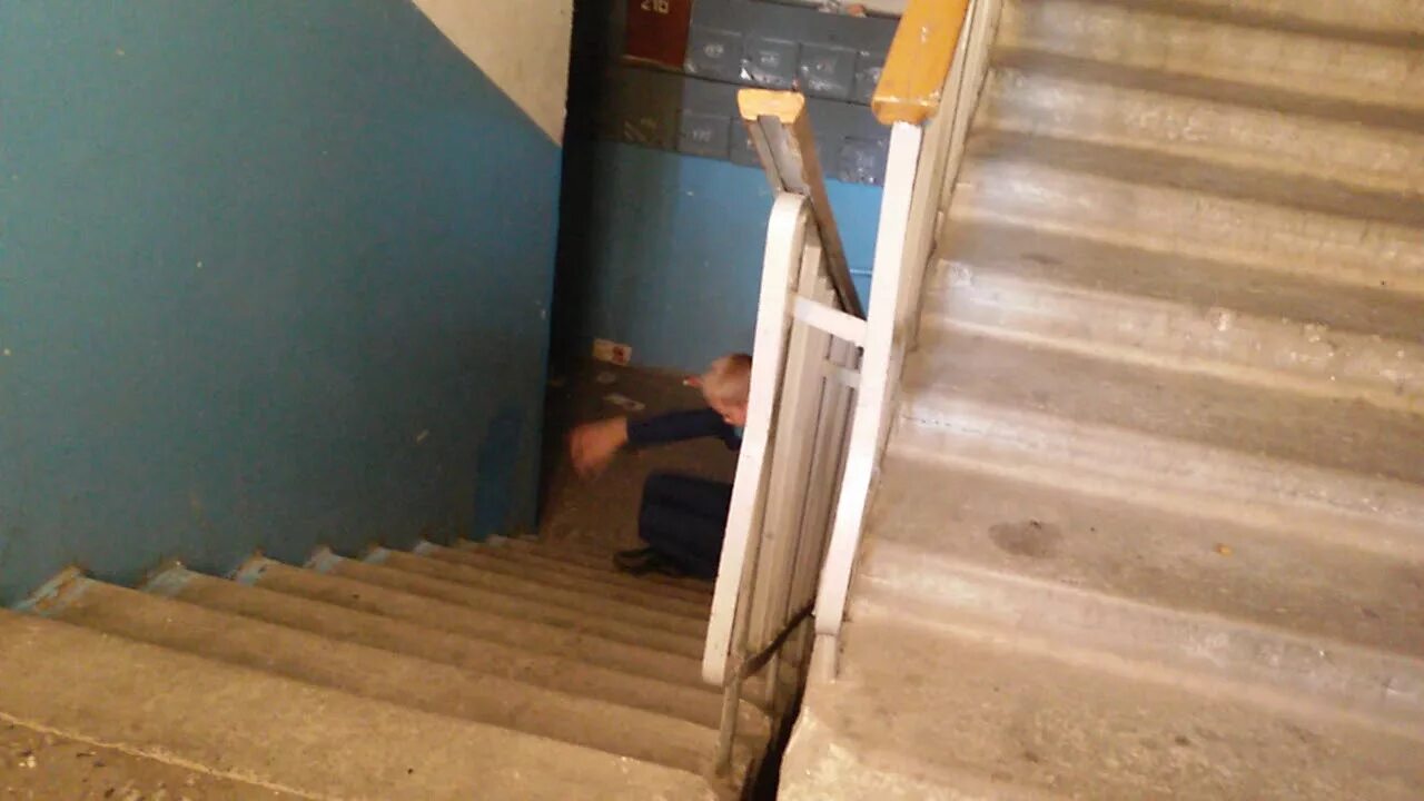 Покажи с лестницы упал