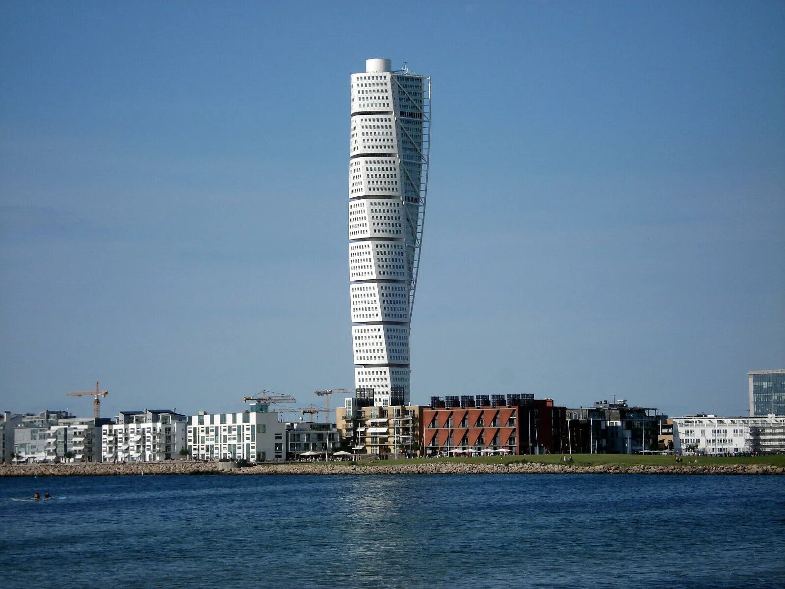 калатрава архитектор мальме. небоскреб turning torso в швеции. швеция небоскребы. гуоко тауэр. швеция небоскребы.