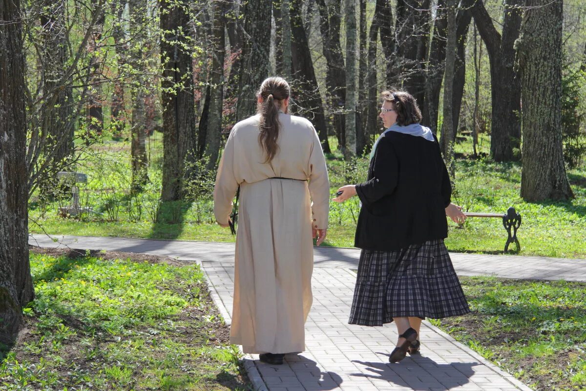 Священник и прихожанка. Православный священник. Беседа со священником. Разговор со священником. Исповедь в храме.