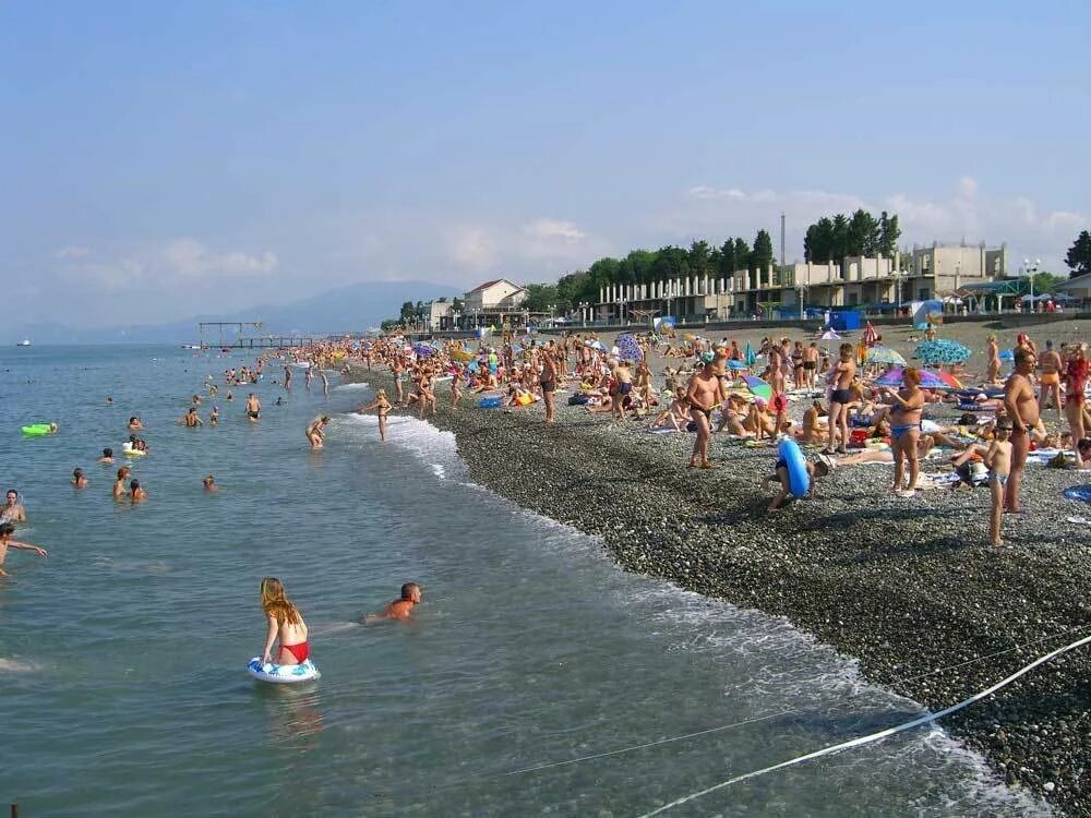 Адлер в начале июня. Адлер Курортный городок море. Черное море Адлер Курортный городок. Кургородок Адлер Сочи пляж. Пляж курортного городка Сочи.