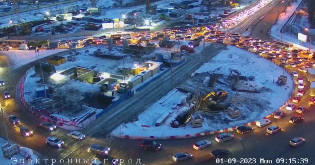 В 3:50 на площади Труда самосвал выехал с территории стройки с поднятым кузовом 
