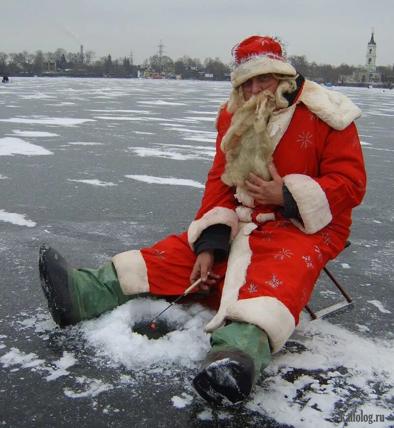 Юмора года видео. Новогодние приколы. Смешной дед Мороз. Новый год смешные. С новым годом рыбаку прикольные.