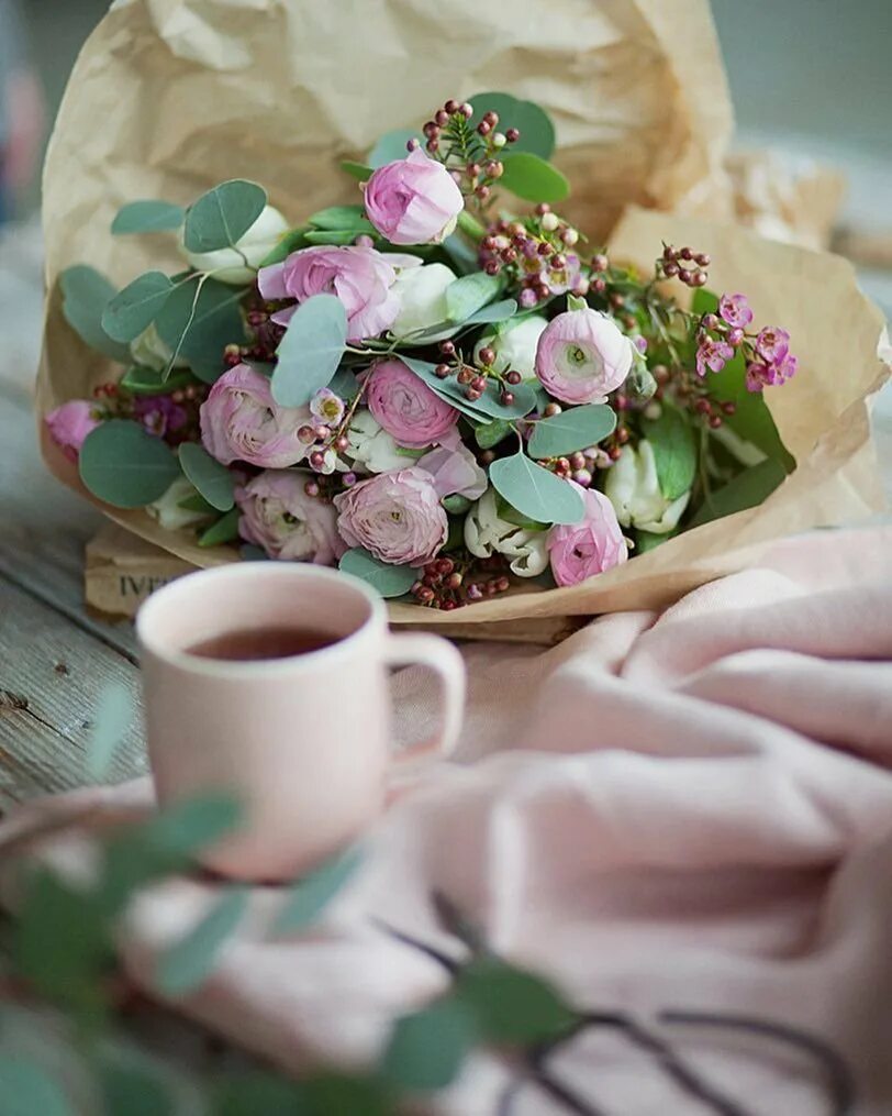 Букеты утро. Утренние цветы. Цветы в чашке. Утренний букет. Кофе и цветы.