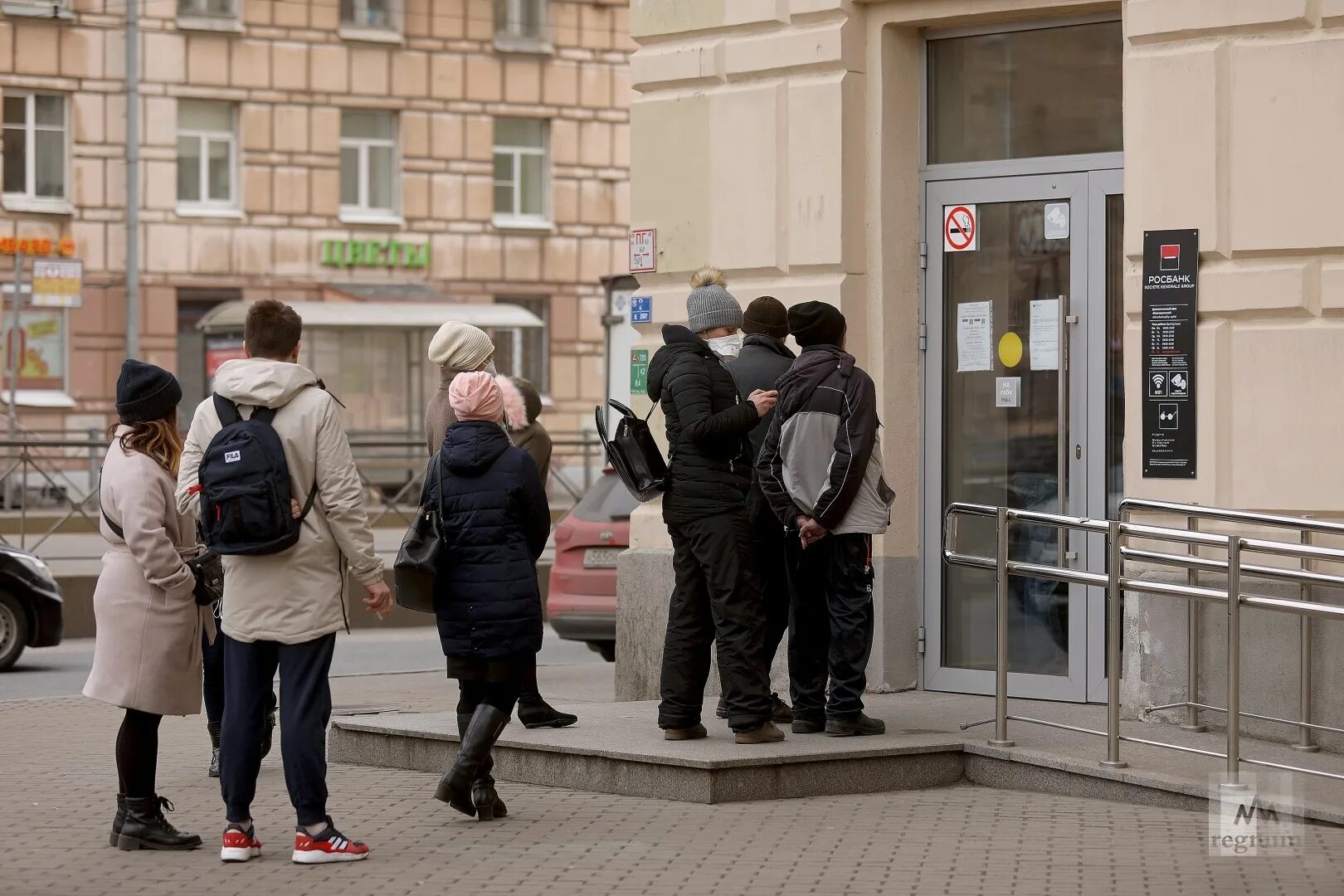 В первую очередь в соответствии. Очереди в банки. Очередь на улице. Очередь в банке. Очереди в банках.