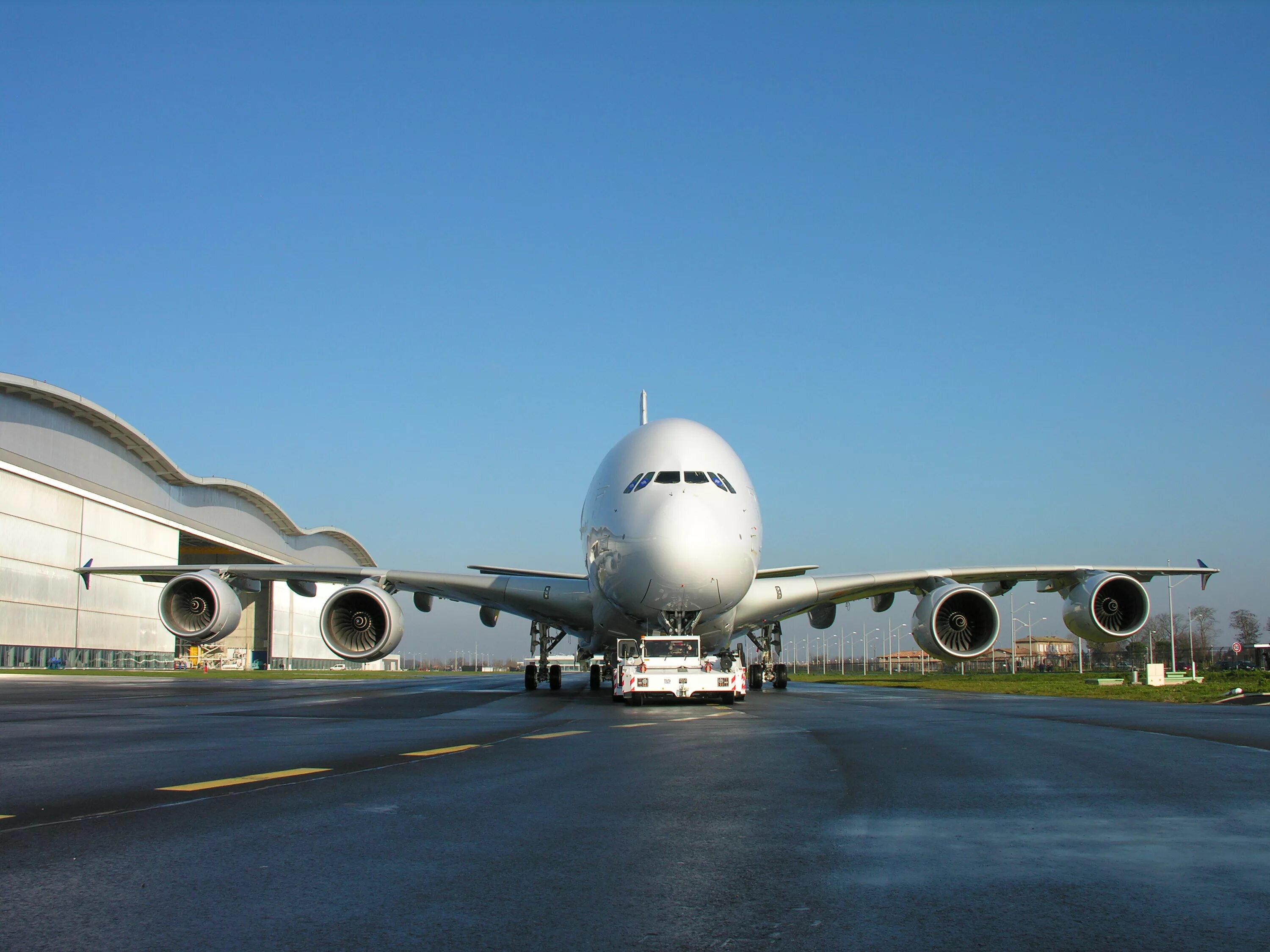 Airbus a380. Эйрбас 380. Аэробус а380 грузовой. Самый большой Аэробус а380. Пассажирский самолёт Аэробус а380.