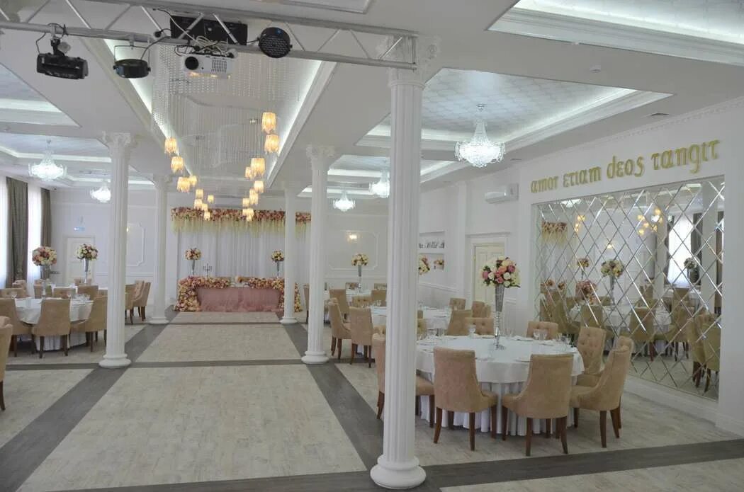 Банкетный зал golden hall 3. 1 мая 118. Голден холл воронеж. Кафе в подгорном воронеж голден холл. Golden hall воронеж 1 мая.