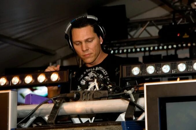 Тиесто клипы. Тиесто 2023. Тиесто 2001 год. Tiesto 2005. Диджей Тиесто 2001 2005.