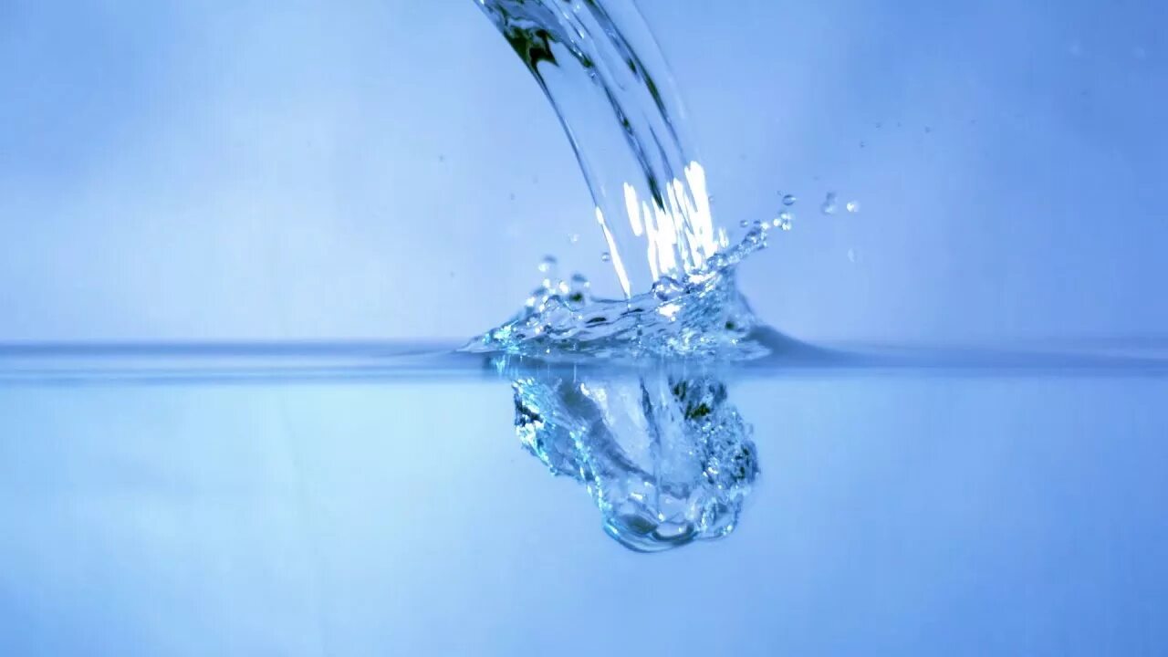 Падающая вода. Жидкая вода. Таз с водой для детей. Капля падает в воду. Футаж река.