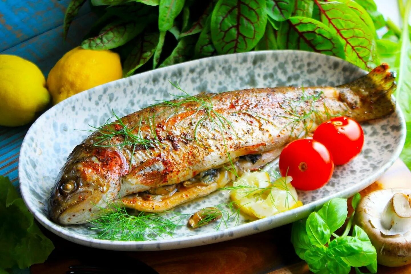 Как вкусно запечь форель целиком в духовке. Радужная форель в духовке. радужная форель в фольге. радужная форель в духовке фото. форель в духовке рецепты чтобы была сочная.