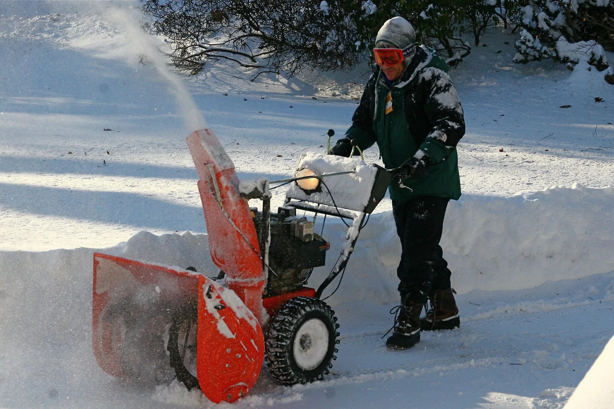 Очистка участка от снега. Снегоуборщик Snapper snm924e. Снегоуборщик Snow Blower. Лопата ротор для уборки снега. Снегоуборщики бензиновые самоходные с ковшом 810мм.