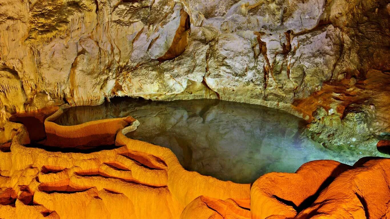 Откройте дверь в золотую пещеру. Калаврита пещера озер. Калаврита Греция озера пещерные. Пещера озер Пелопоннес. Пещера с озером внутри.