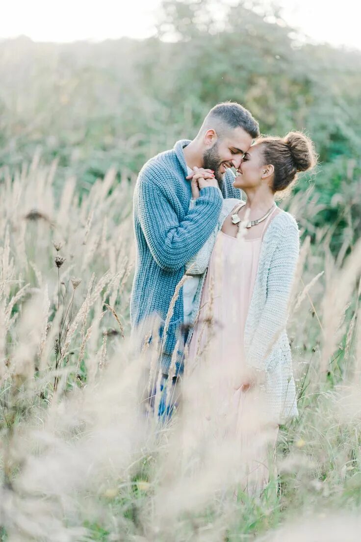 Лав стори фотосессия на природе. Идеи для фотосессии пары. Фотосессия love story на природе. Идеи для лав стори. Лав стори в поле пикник.