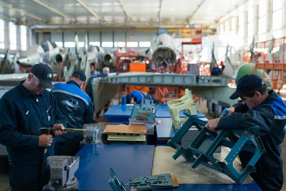140 ремонтный. 558 Авиаремонтный завод. 558 Арз. Крупнейший авиаремонтный завод в Белоруссии.