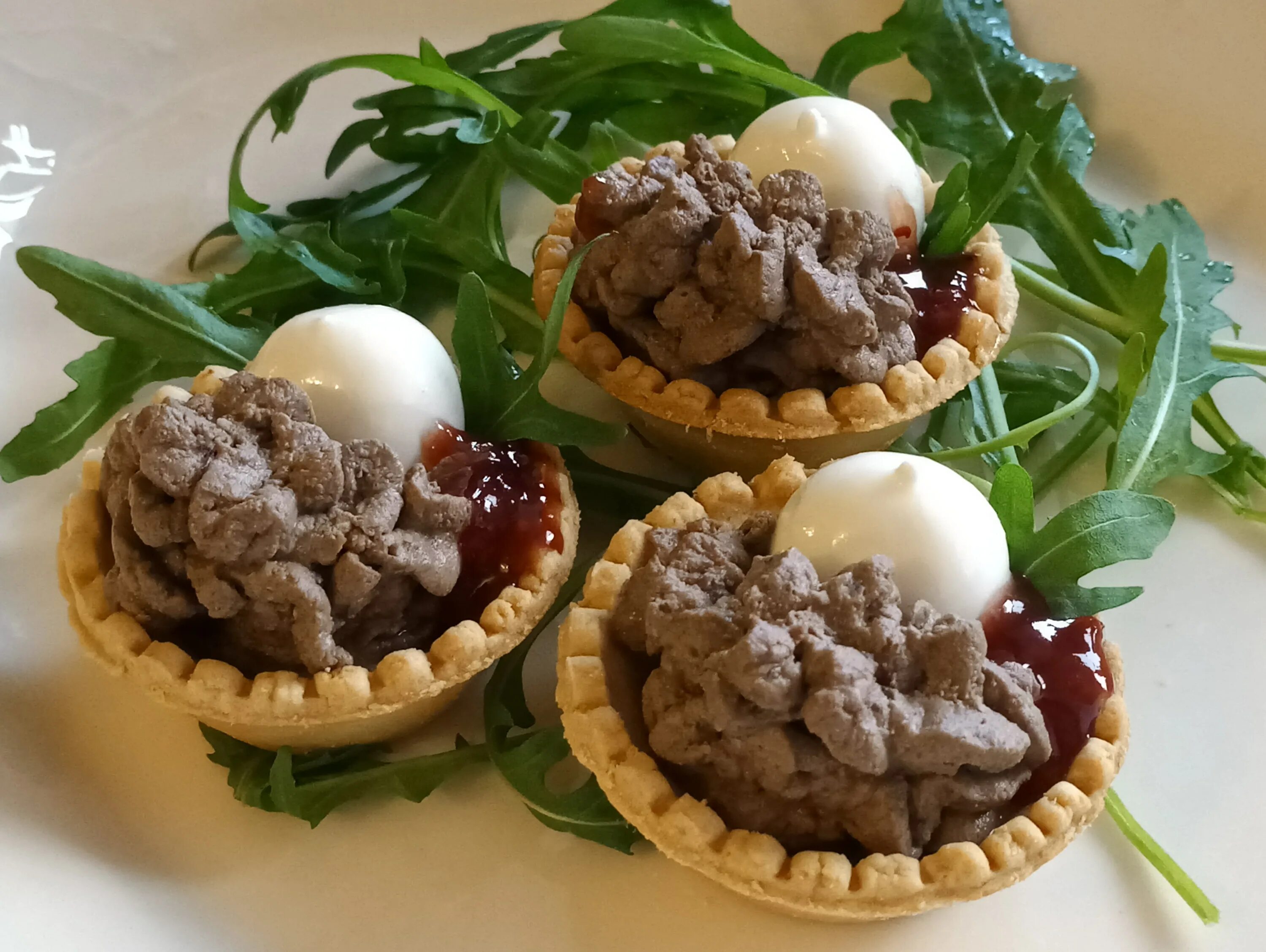 Тарталетки с печенью рецепт. Профитроли с паштетом из куриной печени. тарталетки с паштетом из куриной печени. тарталетки sfoglia torino. тарталетки с печеночным паштетом.