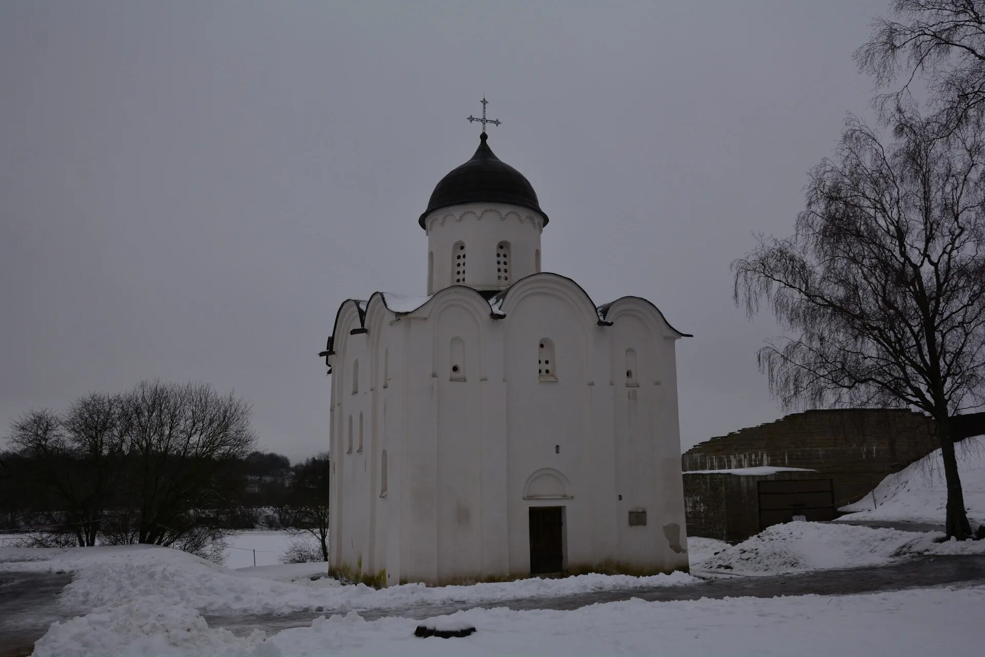 Невеста в белом в церкви. Новогоднее фото старой Ладоги. Старая Ладога памятник белая невеста. Погода в старой ладоге на неделю